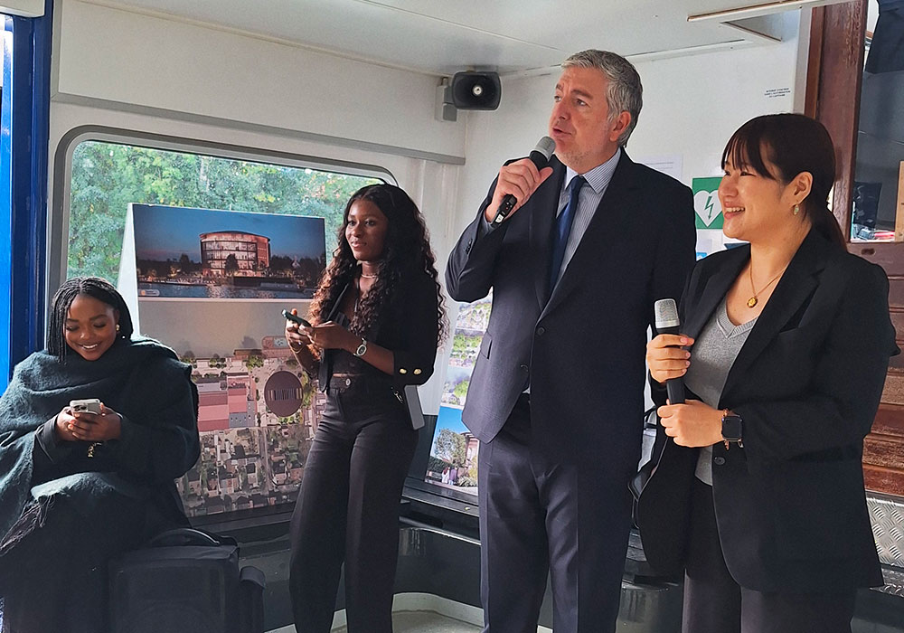 Réunion à bord du Otter sur la Marne